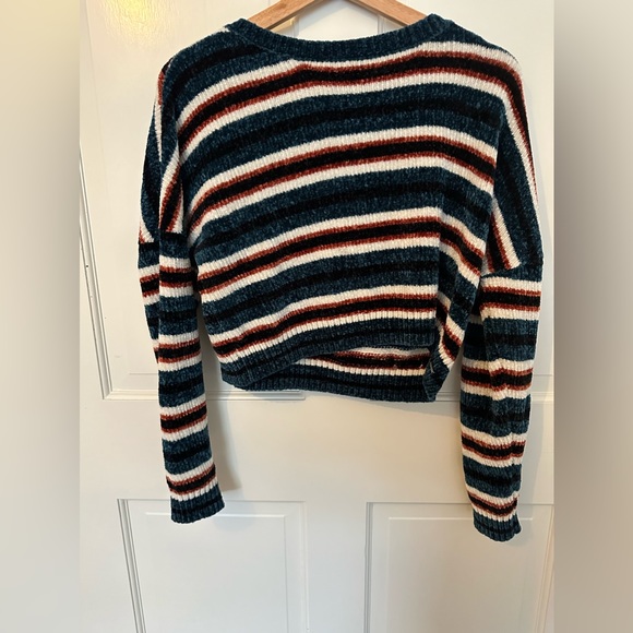 Volcom size small cropped long sleeve shirt. - Picture 2 of 3